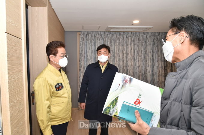 현장을 방문한 이철우 도지사와 윤경희 청송군수
