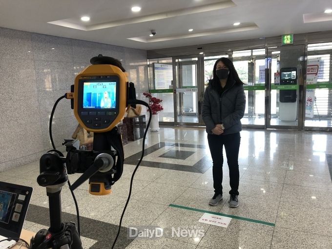 대구시교육청은 코로나19 예방을 위해 출입문을 2곳으로 통제하고 열화상 카메라를 설치 운영하고 있다. (사진=대구시교육청 제공)