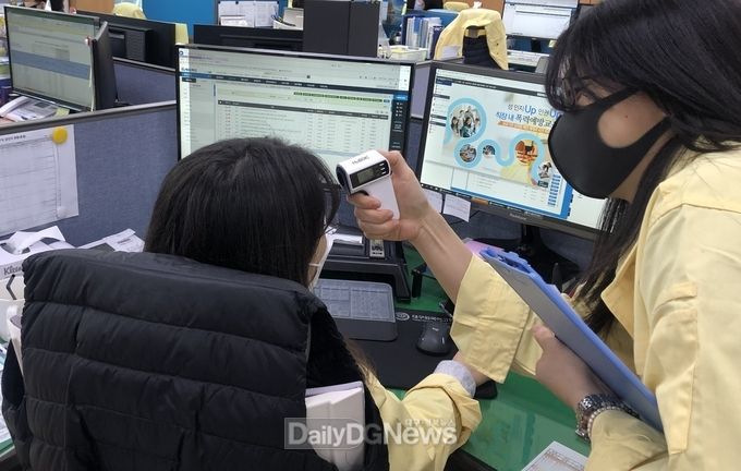 대구시교육청은 코로나19 확산시점인 2월 24일부터 부서별로 1일 2회 체온을 측정하고 있다. (사진=대구시교육청)