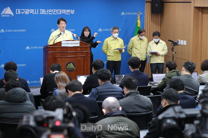 권영진 대구시 재난안전대책본부장의 3월 13일 오전 정례 브리핑 모습. (사진=대구시 제공)
