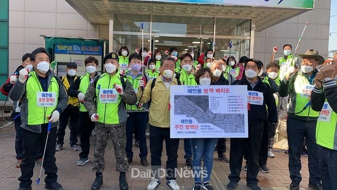 이승천 더불어민주당 대구 동구을 예비후보는 12일 해안동 주민들과 코로나19 극복을 위해 대대적인 방역봉사활동에 참여하고 있다. (사진=이승천 예비후보 제공)
