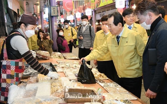 정세균 국무총리가 13일 대구 서남신시장을 찾아 상인들을 격려했다. (사진=국무총리실 제공)