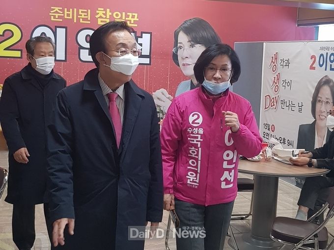 이인선 미래통합당 대구 수성을 예비후보와 재임 당시 경제부지사로 호흡을 맞춘 김관용 전. 경북지사가 이인선 예비후보의 선거사무소를 찾아 격려와 응원을 보내고 있다. (사진=이인선 예비후보 제공)
