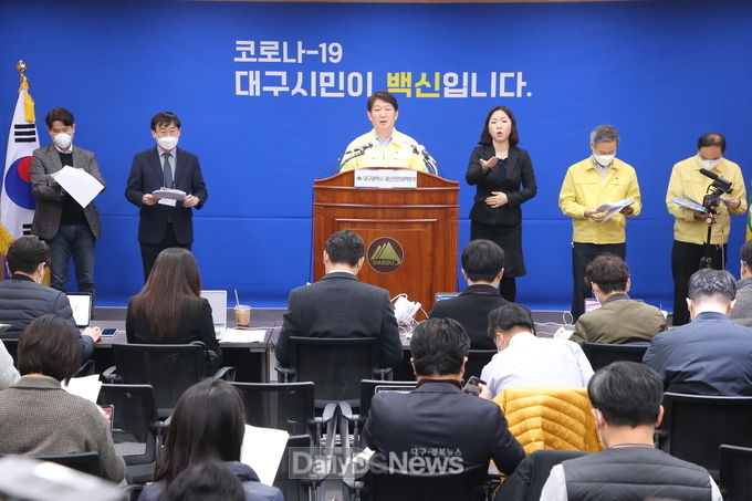 권영진 대구시장의 코로나19 관련 3월 15일 오전 정례 브리핑과 코로나19 종식 328 대구운동을 제안하는 대시민 담화문을 발표하는 모습. (사진=대구시 제공)