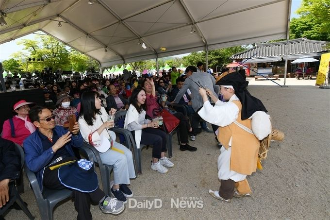 영주시, 상반기 축제 잠정 연기(2019년 선비문화축제 중 덴동어미 공연).