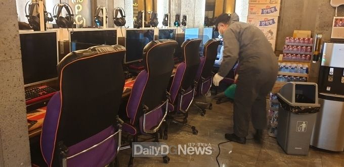 소규도 집단감염을 막기위해 영덕군 문화관광과가 지역 다중이용시설 집중 방역에 나섰다