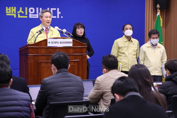 채홍호 대구시 행정부시장이 코로나19 관련 3월 17일 오전 정례 브리핑 하는 모습. (사진=대구시 제공)
