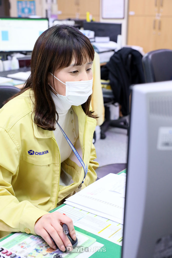 사진제공 칠곡군) 마스크 기부함 설치한 칠곡군청 이순득 주문관