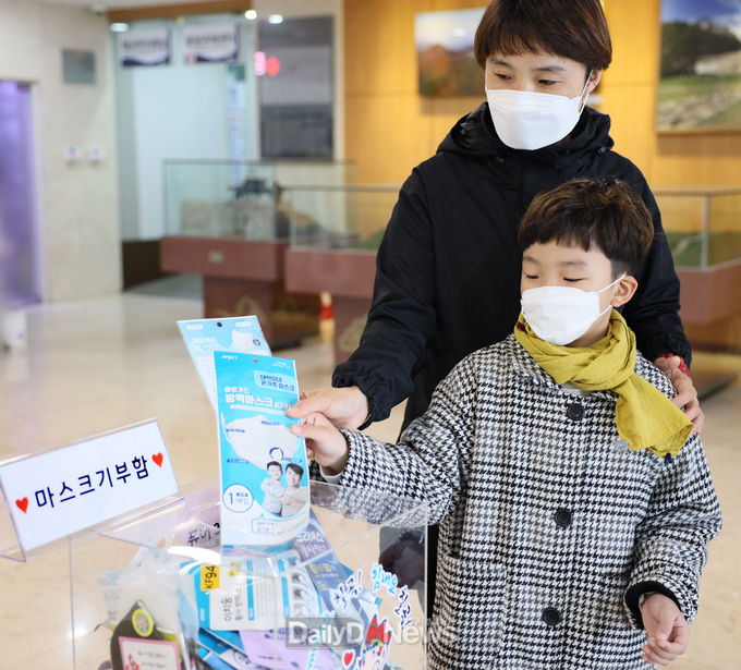 정우성(7세)군이 어머님 김여진(41세)씨와 마스크를 기부하고 있다.