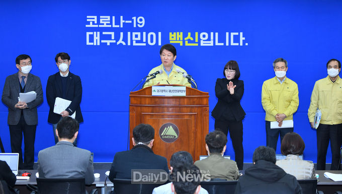 권영진 대구시 재난안전대책본부장의 코로나19 관련 3월 20일 오전 정례 브리핑 모습. (사진=대구시 제공)