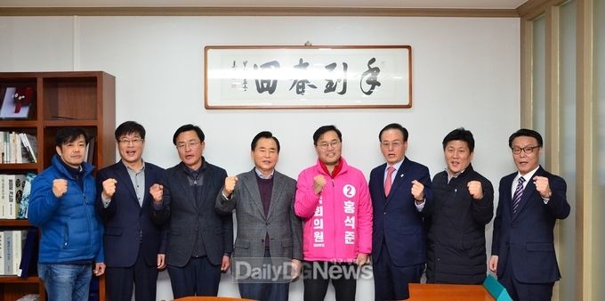 권용섭 달서갑 예비후보가 20일 홍석준 미래통합당 대구 달서갑 예비후보를 지지하고 나섰다. (사진=홍석준 예비후보 제공)