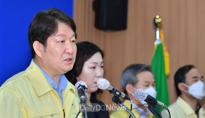 권영진 대구시 재난안전대책본부장의 코로나19 관련 3월 22일 오전 정례 브리핑 모습. (사진=대구시 제공)