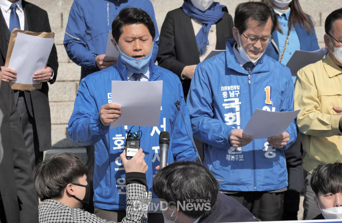 서재헌 더불어민주당 대구 동구갑 에비후보가 지난 16일 국회에서 코로나19 추경을 촉구하는 기자회견을 하고 있다. (사진=서재헌 예비후보 제공)
