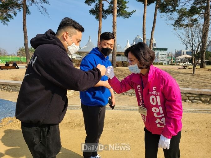 이인선 미래통합당 대구 수성을 예비후보는 코로나19 예방법을 지키면서 주민들에게 경제를 살릴 수 있는 수성 후보라고 적극 홍보하고 있다. (사진=이인선 예비후보 제공)