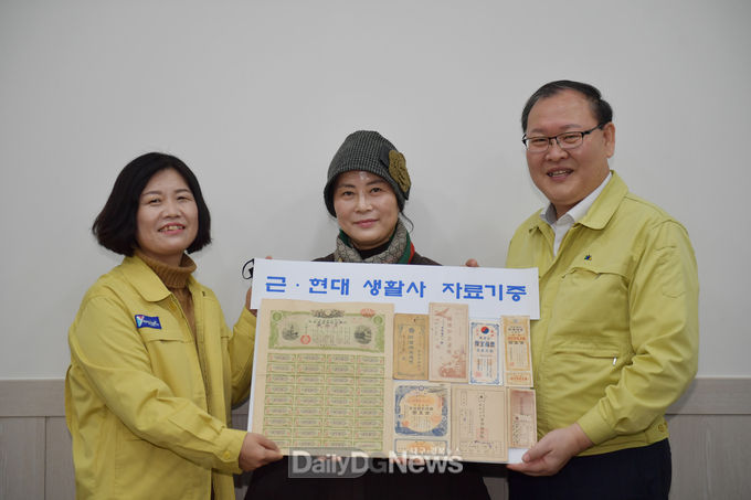 영해면 최정아씨가 근대생활사 자료 37점을 기증했다