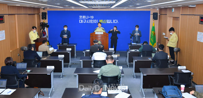 권영진 대구시 재난안전대책본부장의 3월 24일 오전 정례 브리핑 모습. (사진=대구시 제공)