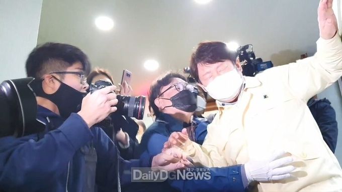 권영진 대구시장이 26일 대구시의회 임시회가 끝난 후 본회의장 입구 계단에서 쓰러지고 있다. (사진=뉴스민 제공)