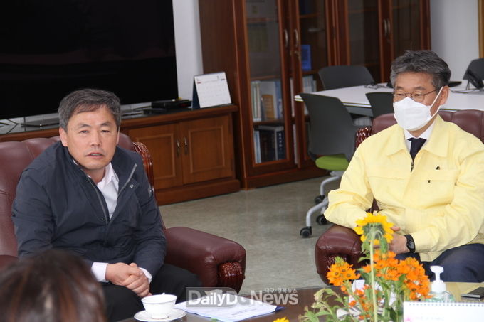 사진제공 김현권 의원) 김현권 의원과 신동식 구미시교육지원청 교육장(오른쪽)이 면담하고 있다.