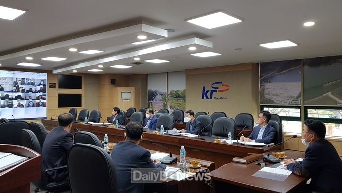 사진제공 : 한국농어촌공사 경북지역본부>한국농어촌공사 경북지역본부는 지난 24일 농지은행사업 목표 달성을 위해 지사장 영상회의를 개최하고 있다.