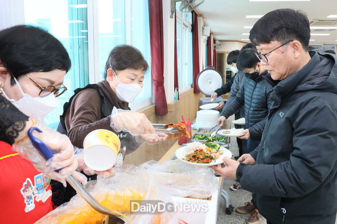 사진제공 칠곡군) 칠곡 왜관시장내에 가게를 둔 소상공인 성경자(경자네식당 대표)씨가 코로나19방역과 소독으로 고생하는 왜관읍 및 예비군중대 직원들에게 점심식사로 한식뷔페를 제공하고 있다.