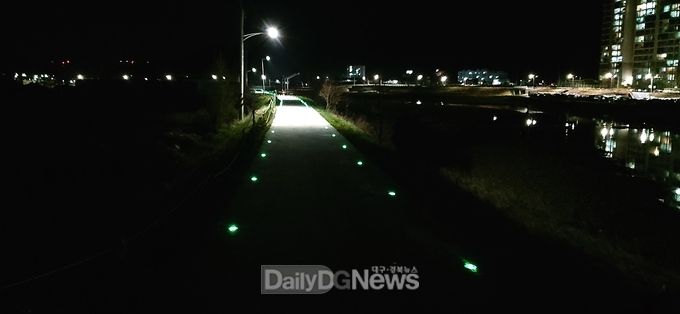 야간 산책로 밝히는 표지병 설치