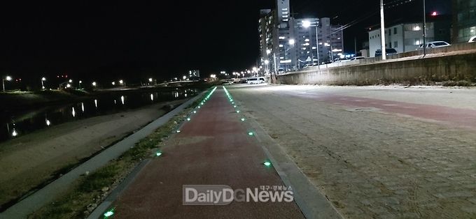 야간 산책로 밝히는 표지병 설치