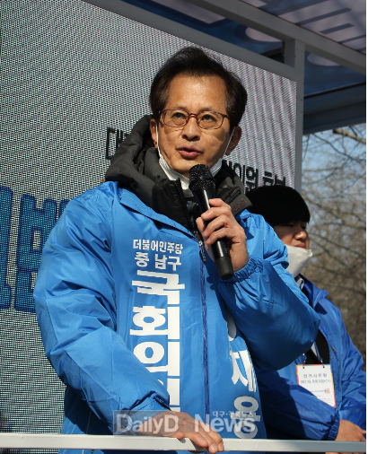 이재용 더불어민주당 대구 중·남구 국회의원 후보는 4월 2일 아침 7시 30분, 국채보상공원 종각네거리에서 출근길 아침인사 및 선거운동원 합동 유세를 통해 지지를 호소하고 있다. (사진=이재용 후보 제공)