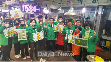 손학규 민생당 상임선거대책위원장이 4월 5일 대구 와룔시장에서 점심식사를 마친후 기념촬영을 하고 있다. (사진=민생당 대구시당 제공)