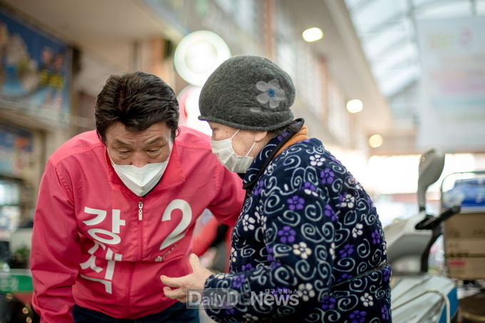 강대식 미래통합당 대구 동구을 국회의원 후보가 코로나19로 고통받고 있는 대구시민들과 고통을 나누는 의미에서 조용한 선거운동을 펼치며 전통시장에서 표심을 다지고 있다. (사진=강대식 후보 제공)