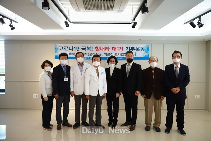이인선 미래통합당 대구 수성을 국회의원 후보가 7일 효성병원 '에어로사이드 공기살균기 전달식'에 참여하고 기념촬영을 하고 있다. (사진=이인선 후보 제공)