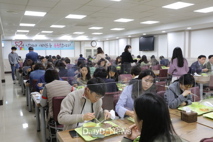 코로나19 예방과 확산 방지를 위해 안심 칸막이를 설치한 수성구청 구내 식당 모습. (사진=수성구청 제공)