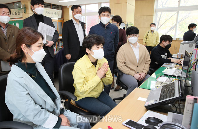강은희 대구시교육감이 9일 영남공업고등학교의 온라인 원격수업 현장을 점검하며, 원격수업에 참여한 학생들과 인사를 나누고 있다. (사진=대구시교육청 제공)