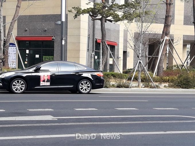 아침 출근길 2차선 유턴도로에 불법 정차하고 있는 곽상도 후보 선거차량. (사진=이재용 후보 제공)