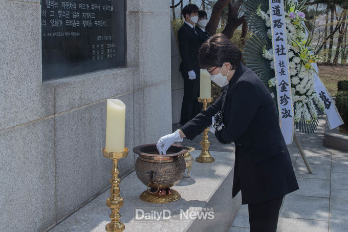 사진제공 한국도로공사) 김진숙 한국도로공사 신임 사장이 이천휴게소에 위치한 순직직원 위령탑에서 참배를 하고 있다.