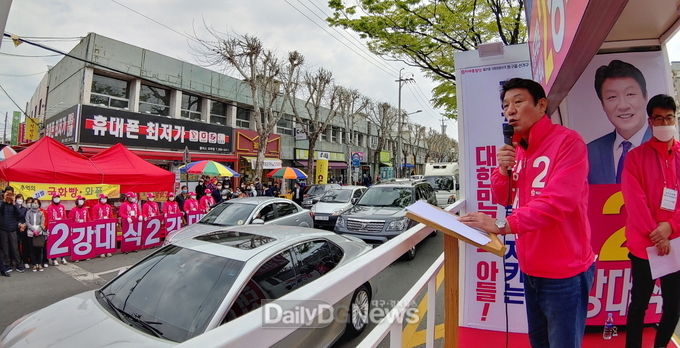 강대식 미래통합당 대구 동구을 국회의원 후보가 10일 불로전통시장에서 주민들에게 지지를 호소하고 있다. (사진=강대식 후보 제공)