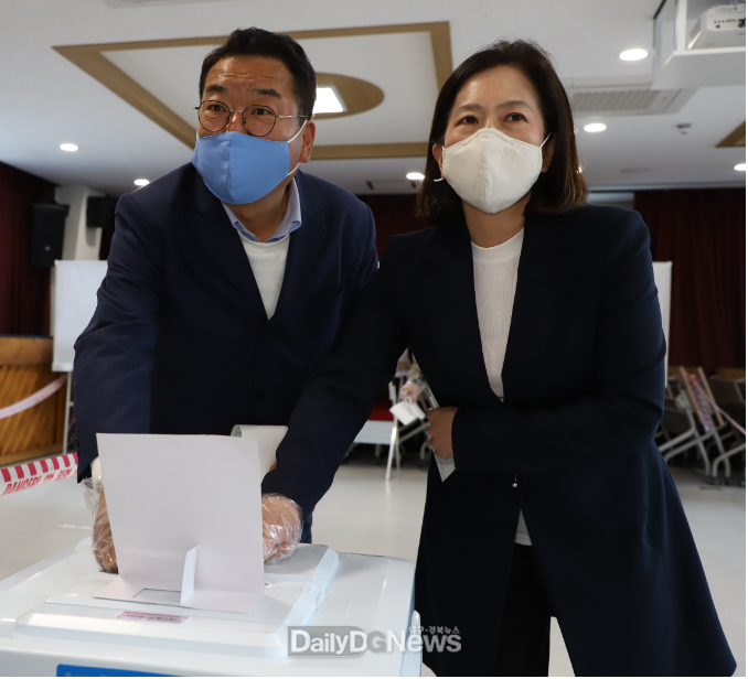이승천 더불어민주당 대구 동구을 국회의원 후보와 배우자가 10일 동구 안심1동 사전투표소에서 투표를 하고 있다. (사진=이준호 기자)