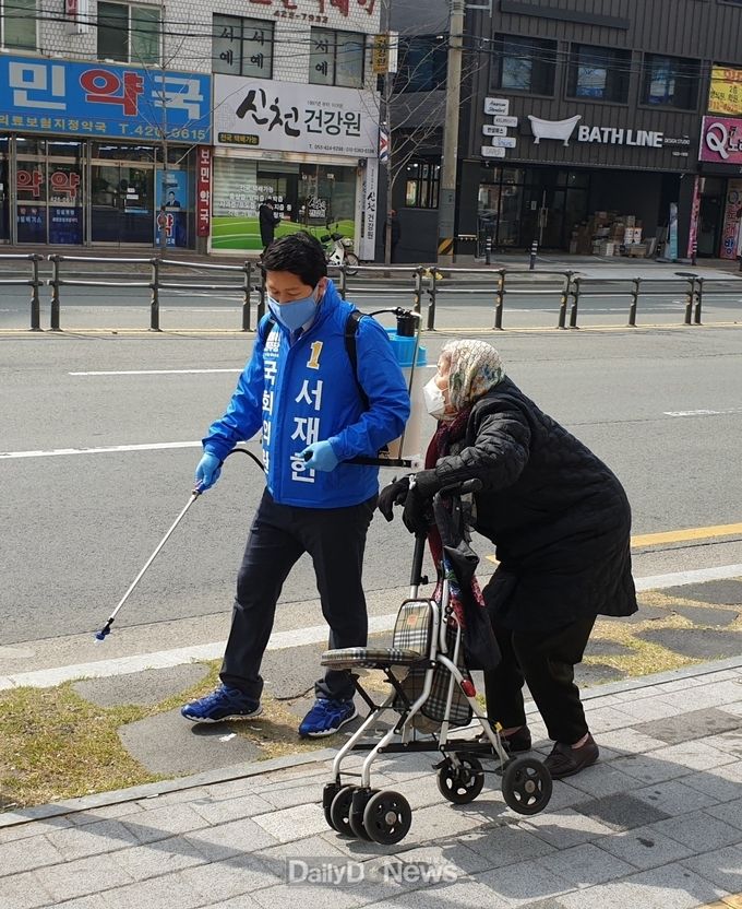 서재헌 더불어민주당 대구 동구갑 국회의원 후보는 “코로나19 확진자의 마지막 1명이 없어질 때까지 방심은 금물이며 선거운동과 코로나19 극복 활동을 더 모범적으로 끝까지 병행 하겠다.”고 밝혔다. (사진=서재헌 후보 제공)