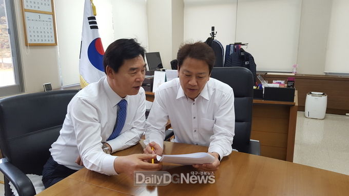 왼쪽부터 오중기 후보 임종석 전 비서실장