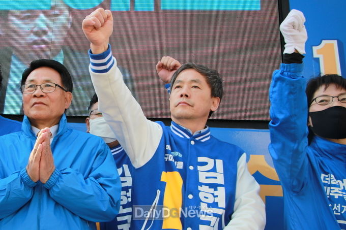 사진 김현권 후보 선거사무소) 더불어민주당 구미 합동유세장면. 왼쪽부터 추병직 전 건설교통부 장관, 김현권 더불어민주당 경북 구미을 국회의원 후보, 오경숙 더불어민주당 구미 6선거구 도의원 후보