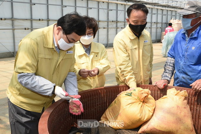 주낙영 경주시장이 14일 현곡면 농기계작목반 볍씨 파종작업에 참여하고 있다 