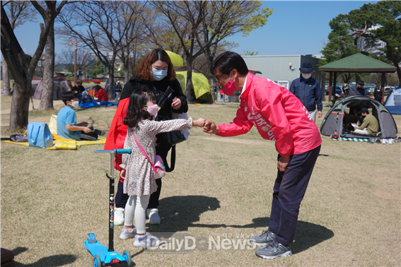 사진제공 김영식 후보 선거사무소) 김영식 후보가 동락공원에 산책 나온 아동과 주먹 인사를 나누고 있다.