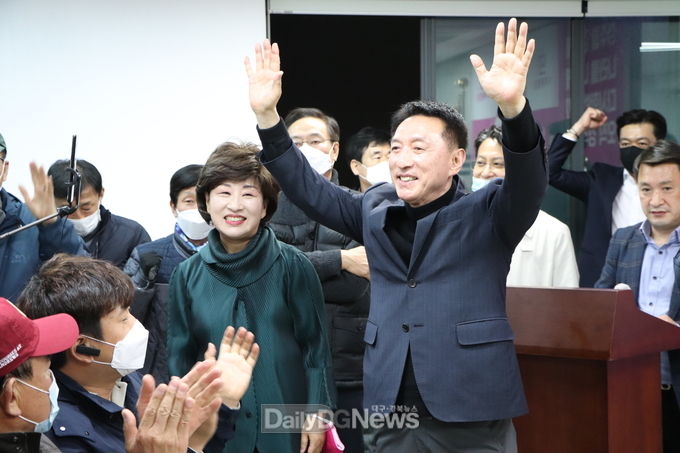 미래통합당 김석기 후보(경북 경주)가 15일 치러진 제21대 국회의원 선거에서 총 52.6%를 득표해 재선에 성공했다