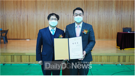 사진제공 정희용 당선자) <정희용 국회의원 당선자(右), 칠곡군 선거관리위원회 위원장 이윤호(左)>