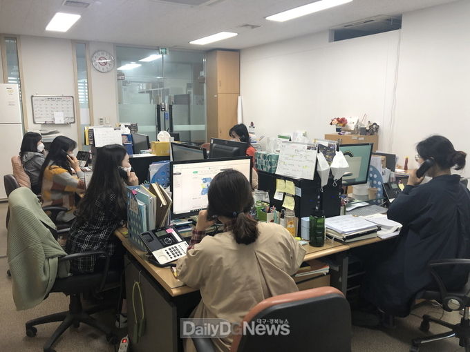 영주시, 어르신들 건강 방문건강관리서비스 전화로 촘촘하게 챙긴다 (직원들이 어르신들께 전화로 안부 및 건강상태를 묻고 있다.)