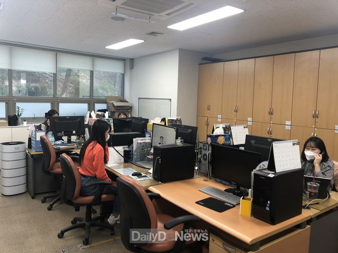 영주시, 어르신들 건강 방문건강관리서비스 전화로 촘촘하게 챙긴다 (직원들이 어르신들께 전화로 안부 및 건강상태를 묻고 있다.)