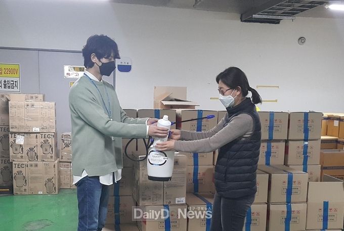 대구 서구보건소는 17일부터 소규모 사업장에 코로나19 소독용 약품과 소독용 분무기를 무상 지원하고 있다. (사진=서구청 제공)