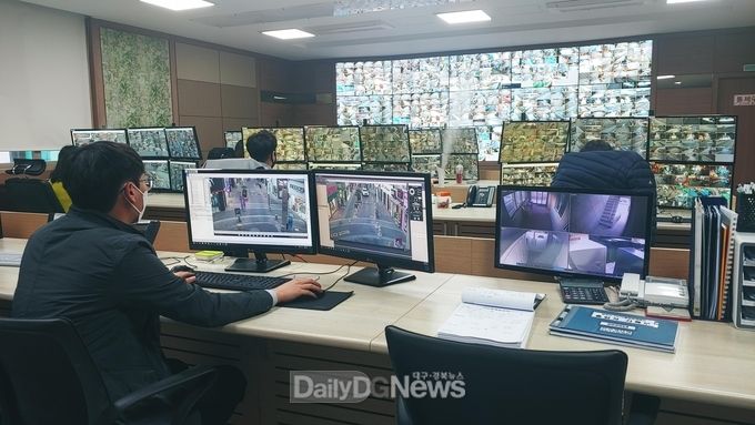 영주시 안전지킴이 “CCTV통합관제센터”(CCTV통합관제센터에서 직원들이 모니터링 하고 있는 모습)