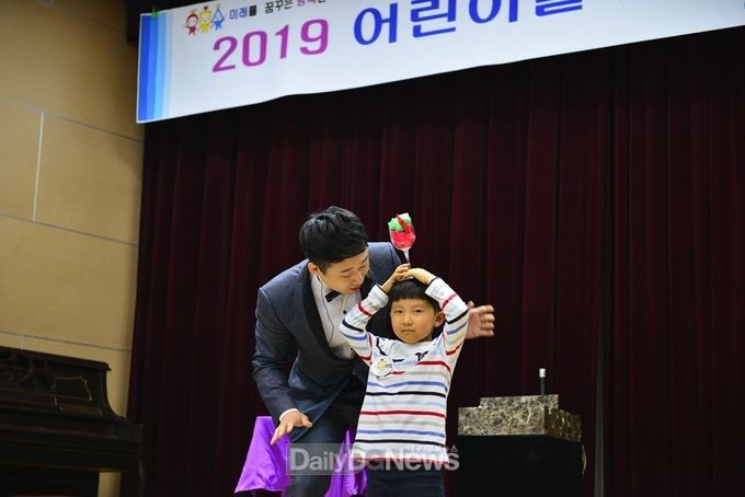 대구유아교육진흥원은 5월 5일 ‘2020 어린이날 체험 큰 잔치’행사를 취소하고 대신 어린이날 기념꾸러미 및 온라인 공연 콘텐츠를 제공한다. (사진=2019년 어린이날 행사 장면. 대구시교육청 제공)