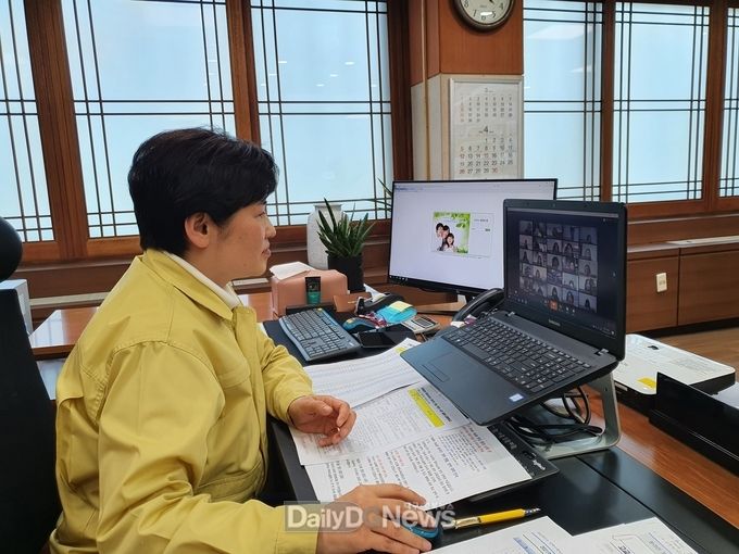 강은희 대구시교육감이 28일 고등학교 학부모들과 소통하기 위한 영상회의를 하고 있다. (사진=대구시교육청 제공)