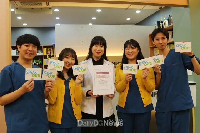 (사진제공 구미대학교) 박영미 교수(가운데)가 구미대학교 대학기업인 GU아동발달센터에서 제자들과 기쁨을 나누고 있다.
